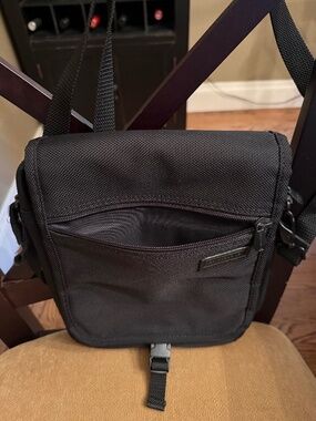 NWOT Briggs & Riley Ballistic Canvas Travel Crossbody Multipocket Bag 11" x 10"
